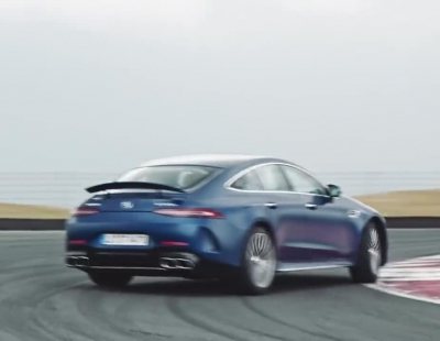 Lewis Hamilton se lo pasa de maravilla con el Mercedes-AMG GT 4