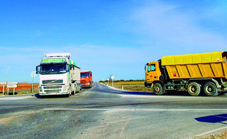 ¿Quién tiene preferencia de paso en una intersección sin señalizar? ¿Quién tiene preferencia de paso en una intersección sin señalizar?