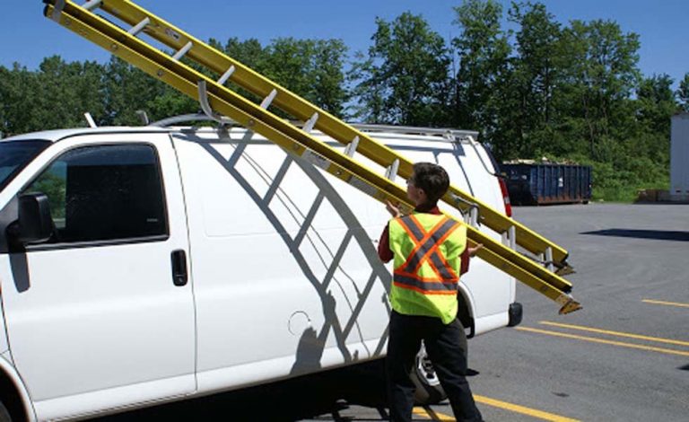 ¿Puedo transportar una escalera atada encima de mi vehículo? ¿Puedo transportar una escalera atada encima de mi vehículo?