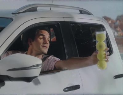 El tenista Roger Federer entrena junto al nuevo Mercedes-Benz Clase X