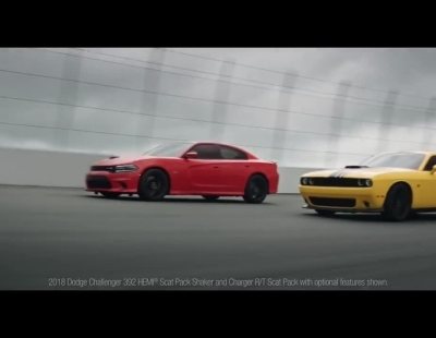 El deportivo Dodge Charger R/T Scat Pack rueda junto a su hermano pequeño