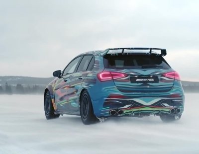 El savaje Mercedes-AMG A 45 4Matic se marca unos drifts sobre el hielo