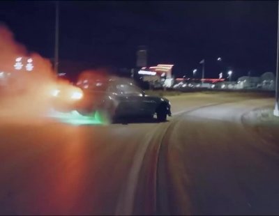 El piloto Vaughn Gittin Jr. se divierte con su Ford Mustang F RTR de 900 CV