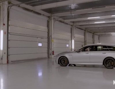 Lewis Hamilton se lo pasa en grande a los mandos del Mercedes-AMG E63 S Estate