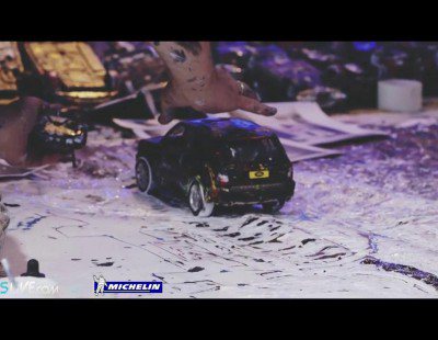 Ian Cook, el artista que no usa pincel