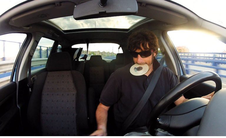 ¿Me pueden multar por no llevar las manos al volante?