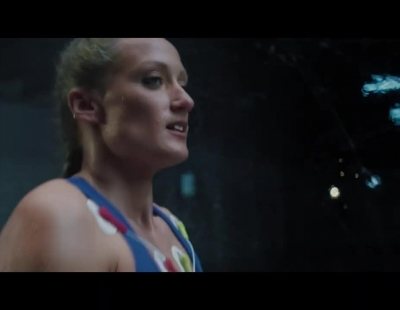 Mireia Belmonte entrena respirando el aire limpio del tubo de escape del Hyundai Nexo