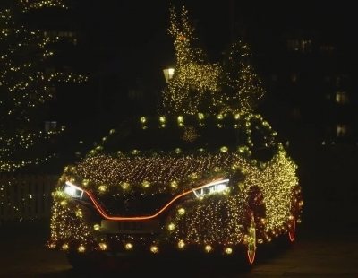 Así ilumina Nissan la Navidad. El LEAF se convierte en un árbol navideño
