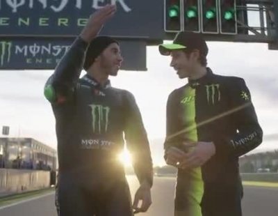 Valentino Rossi y Lewis Hamilton intercambias sus monturas
