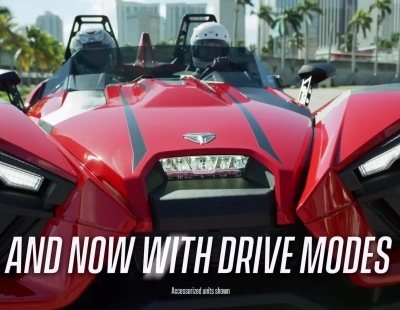 Este es el actualizado Polaris Slingshot, un deportivo vehículo con tres ruedas