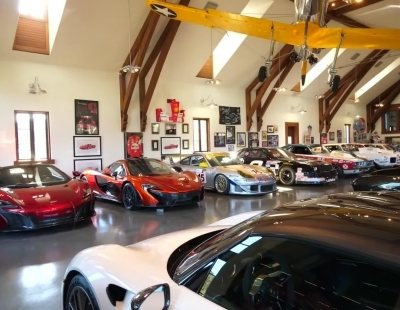 Una mansión con una colección de coches impresionante