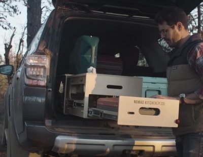 Por poco dinero puedes convertir tu compacto en un vehículo camper gracias a Nomad Kitchen