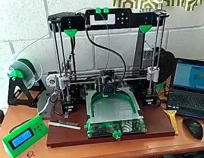 Empleados de Figueruelas fabrican pantallas protectoras con impresoras 3D desde sus hogares