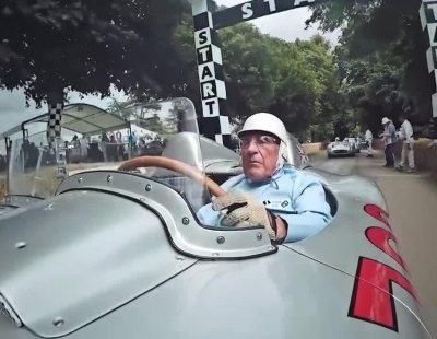 La firma Mercedes-Benz le rinde un homenaje a Sir Stirling Moss