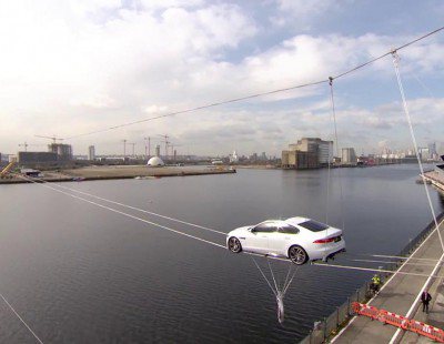 El Jaguar XF hace funambulismo