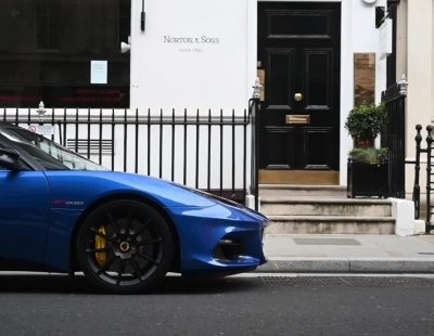 El legendario sastre Norton&Sons será quien vista los futuros deportivos de Lotus