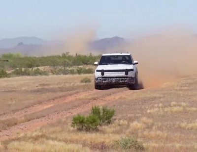 La firma americana Rivian sigue la puesta a punto de sus elétricos R1T y R1S