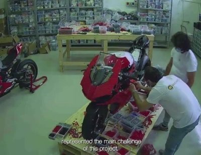 Esta es la Ducati Panigale V4 R totalmente funcional hecha por Lego