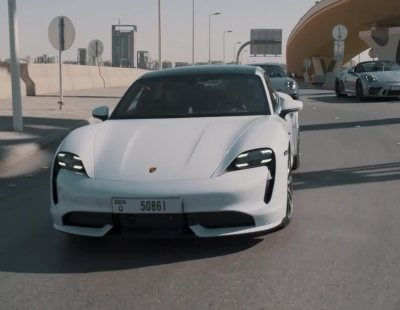 Mark Webber y Aseel Al-Hamad recorren Arabia Saudí en un Porsche Taycan