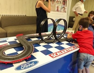 Un Scalextric de Ford para devolver la sonrisa a los niños