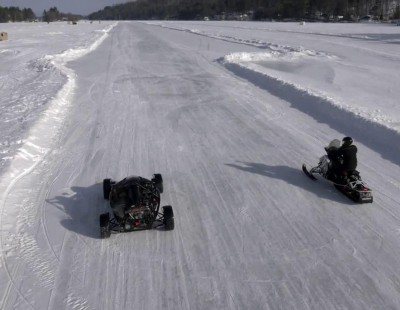 Ariel Atom vs moto de nieve