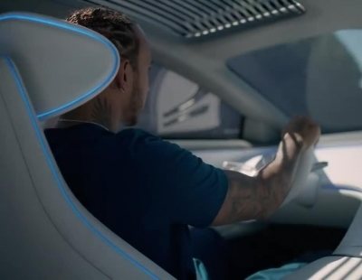 El campeón de F1 Lewis Hamilton conduce el Mercedes-Benz Vision EQS