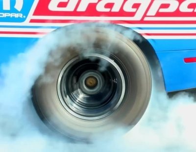 Este impresionante Dodge Challenger Mopar Drag Pak es un dragster de fábrica
