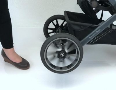 Los deportivos Mercedes-AMG inspiran a Hartan para crear este llamativo coche de bebé