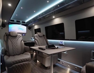Esta es la oficina sobre ruedas de Inkas, una Mercedes-Benz Sprinter