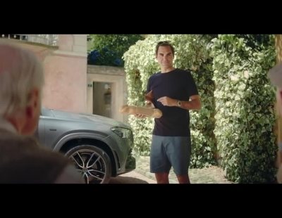 El tenista Roger Federer conduce la nueva gama Mercedes-Benz EQ