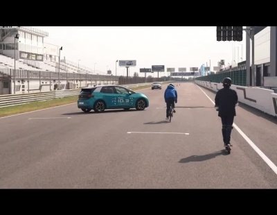 Os mostramos la 'espectacular' carrera entre un Volkswagen ID.3, una bici eléctrica y un patinete