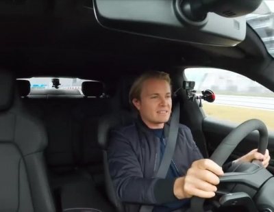 El expiloto Nico Rosberg rueda en Nürburgring con un Porsche Taycan Turbo S
