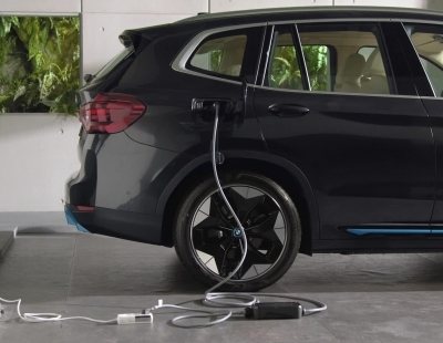 Cargar un eléctrico de BMW es así de fácil