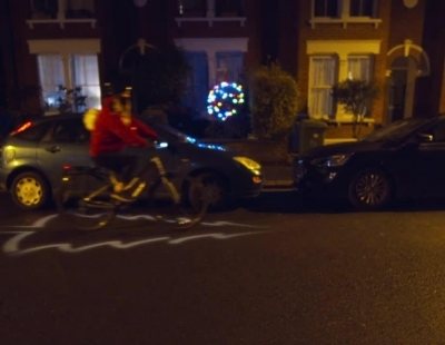 Esta es la sudadera navideña de Ford para circular seguro