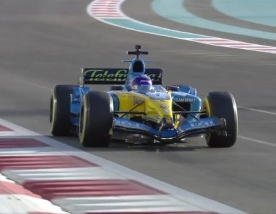 Fernando Alonso rueda por el trazado de Abu Dhabi con el legendario Renault R25