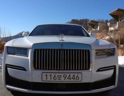El nuevo y deslumbrante Rolls Royce Ghost 2021 se pasea por la nieve