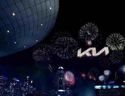 La firma Kia toma el cielo de Corea para presentar su nuevo logo
