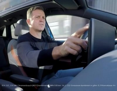 El ex futolista Oliver Bierhoff prueba el nuevo Volkswagen ID.4
