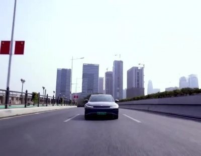 El esperado Xpeng P7 se pasea por la ciudad china de Guangzhou