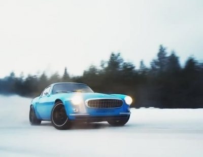 El deportivo Volvo P1800 Cyan se pasea por la nieve