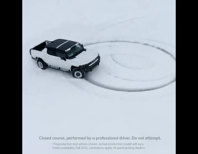 El esperado GMC Hummer EV se divierte en la nieve