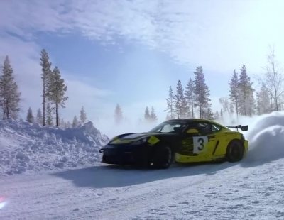 El experimentado piloto Tanner Foust se pasea por el hielo con el Porsche Cayman GT4 Clubsport