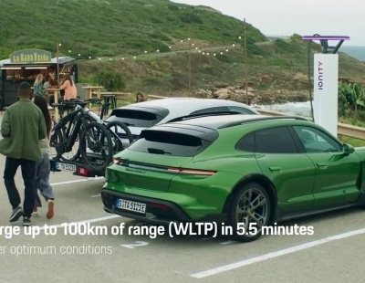 El nuevo y llamativo Porsche Taycan Cross Turismo es aventurero, familiar y eléctrico