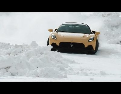 El increible Maserati MC20 V6 hace drift en la nieve
