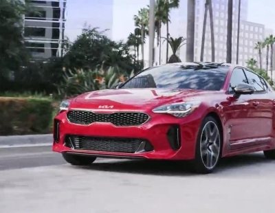 No es barato, pero este Kia Stinger es una impresionante y rápida berlina