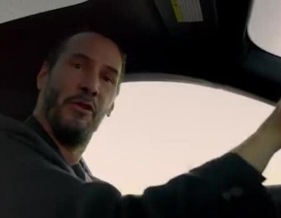 El actor Keanu Reeves y Alex Winter pilotan el electrizante Porsche Taycan