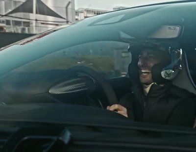 El piloto Daniel Ricciardo se sube al fascinante McLaren Artura