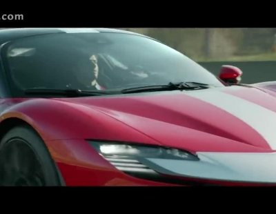 Los pilotos Carlos Sainz y Charles Leclerc se suben al Ferrari SF90 Stradale