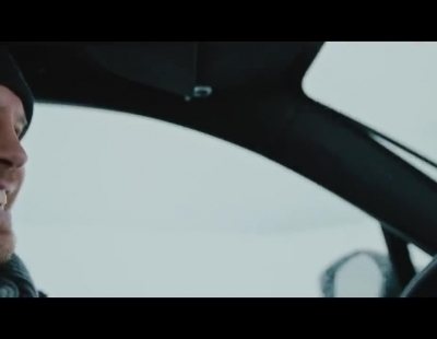 El laureado piloto Sebastian Vettel se sube en el primer SUV de Aston Martin, el DBX