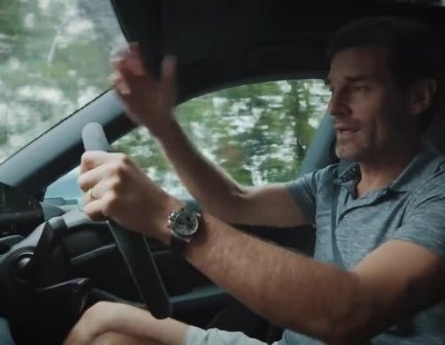 El piloto Mark Webber se hace una ruta por Australia a los mandos del nuevo Porsche Taycan